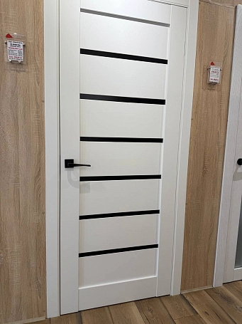 РАСПРОДАЖА ВИТРИНЫ!  MARI белый мат, стекло чёрное (дверь в сборе в комплекте с фурнитурой) открывание - правое. Подробности у менеджеров! Фото №1 | Интернет магазин двери Белоруссии